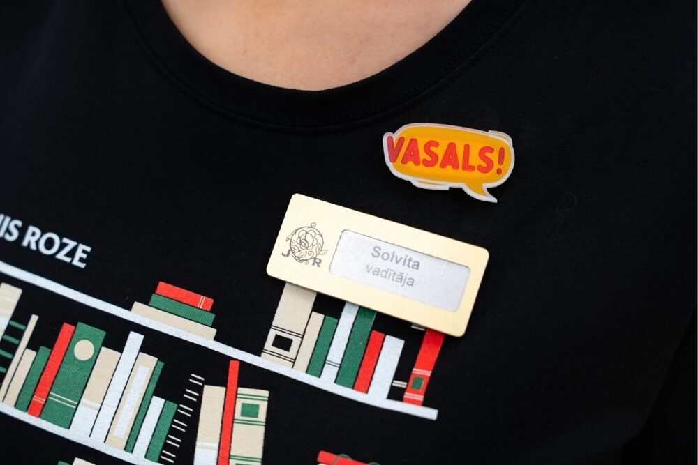 Ar nūruodi “Vasals!” tierdznīceibys teiklu “Virši” i “Jānis Roze” veikalūs apmaklātuojus īdrūsynuos vaira runuot latgaliski